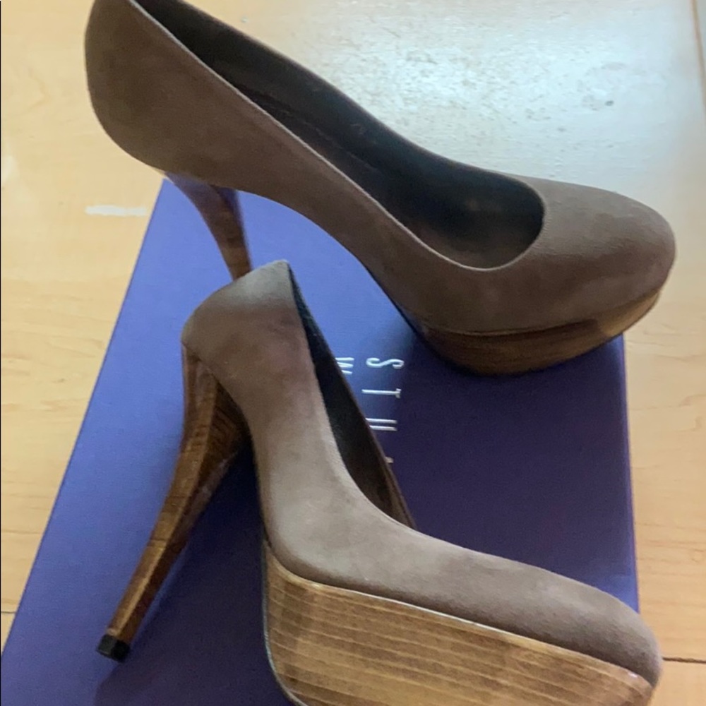Shoes-leather soles